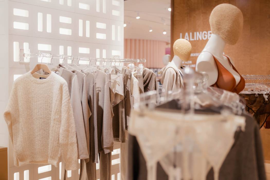 Maillot de bain une-pièce élégant exposé aux Galeries Lafayette Paris