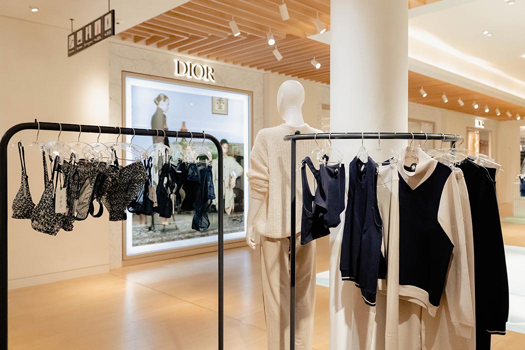 Lingerie fine et élégante exposée au Bon Marché à Paris